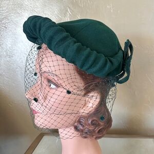 TASTEFUL 1950s' GREEN FELT HAT WITH GATHERED FRONT & DOTTED VEIL